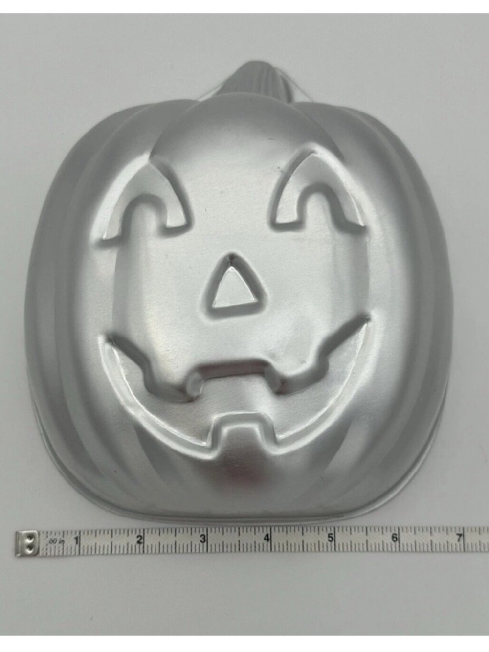 Wilton 3D Cake pan Halloween Stand Up
JACK-O-LANTERN Pumpkin
Baking Party - Picture 9 of 9